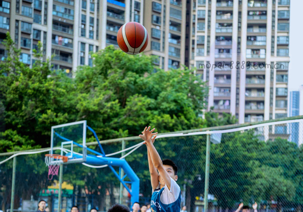 终端界面局部与版本标签叠层的质感图，无真实人物